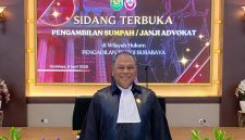 Ketua Dewan Penasehat Partai Gerindra DPC Kabupaten Sidoarjo sekaligus mantan anggota DPR RI periode 2019–2024, H. Rahmat Muhajirin resmi disumpah sebagai advokat di Pengadilan Tinggi (PT) Surabaya. (Foto: Istimewa)