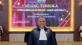 Ketua Dewan Penasehat Partai Gerindra DPC Kabupaten Sidoarjo sekaligus mantan anggota DPR RI periode 2019–2024, H. Rahmat Muhajirin resmi disumpah sebagai advokat di Pengadilan Tinggi (PT) Surabaya. (Foto: Istimewa)