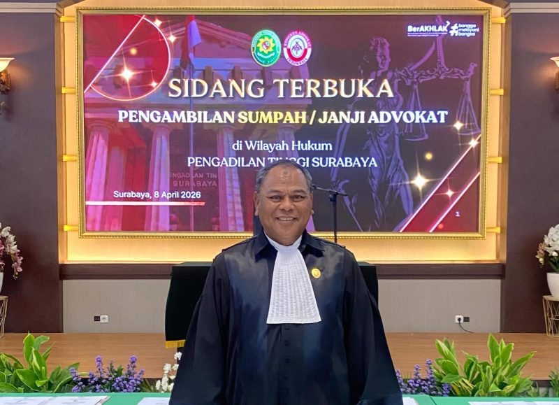 Ketua Dewan Penasehat Partai Gerindra DPC Kabupaten Sidoarjo sekaligus mantan anggota DPR RI periode 2019–2024, H. Rahmat Muhajirin resmi disumpah sebagai advokat di Pengadilan Tinggi (PT) Surabaya. (Foto: Istimewa)