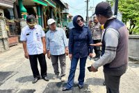 Wakil Bupati Sidoarjo Mimik Idayana melakukan inspeksi mendadak (sidak) proyek pemeliharaan jalan di ruas Suko–Sumberejo, Kecamatan Wonoayu. (Foto: Istimewa)