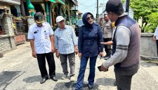 Wakil Bupati Sidoarjo Mimik Idayana melakukan inspeksi mendadak (sidak) proyek pemeliharaan jalan di ruas Suko–Sumberejo, Kecamatan Wonoayu. (Foto: Istimewa)