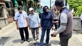 Wakil Bupati Sidoarjo Mimik Idayana melakukan inspeksi mendadak (sidak) proyek pemeliharaan jalan di ruas Suko–Sumberejo, Kecamatan Wonoayu. (Foto: Istimewa)