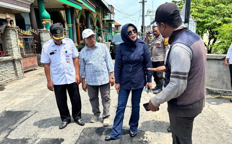 Wakil Bupati Sidoarjo Mimik Idayana melakukan inspeksi mendadak (sidak) proyek pemeliharaan jalan di ruas Suko–Sumberejo, Kecamatan Wonoayu. (Foto: Istimewa)