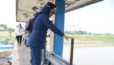 Wakil Bupati Sidoarjo Mimik Idayana meninjau langsung proses normalisasi tersebut. (Foto: Istimewa)