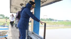 Wakil Bupati Sidoarjo Mimik Idayana meninjau langsung proses normalisasi tersebut. (Foto: Istimewa)
