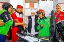 Gubernur Jawa Timur Khofifah Indar Parawansa membagikan bahan bakar minyak (BBM) subsidi jenis Pertalite secara gratis kepada 200 pengemudi ojek online (ojol) di Sidoarjo. (Foto: Adpim For Digitaljatim)