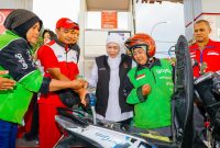 Gubernur Jawa Timur Khofifah Indar Parawansa membagikan bahan bakar minyak (BBM) subsidi jenis Pertalite secara gratis kepada 200 pengemudi ojek online (ojol) di Sidoarjo. (Foto: Adpim For Digitaljatim)
