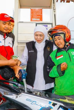 Gubernur Khofifah Bagikan BBM Gratis ke 200 Ojol, Upaya Ringankan Beban Operasional