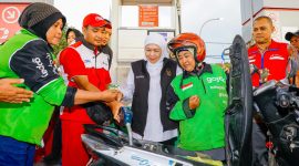 Gubernur Jawa Timur Khofifah Indar Parawansa membagikan bahan bakar minyak (BBM) subsidi jenis Pertalite secara gratis kepada 200 pengemudi ojek online (ojol) di Sidoarjo. (Foto: Adpim For Digitaljatim)
