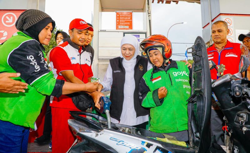 Gubernur Jawa Timur Khofifah Indar Parawansa membagikan bahan bakar minyak (BBM) subsidi jenis Pertalite secara gratis kepada 200 pengemudi ojek online (ojol) di Sidoarjo. (Foto: Adpim For Digitaljatim)