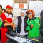 Gubernur Jawa Timur Khofifah Indar Parawansa membagikan bahan bakar minyak (BBM) subsidi jenis Pertalite secara gratis kepada 200 pengemudi ojek online (ojol) di Sidoarjo. (Foto: Adpim For Digitaljatim)