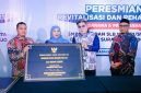 Gubernur Jawa Timur Khofifah Indar Parawansa (tengah) bersama Anggota Komisi E DPRD Jawa Timur dr. Benjamin Kristianto (kanan) menutup Lomba Kompetensi Siswa (LKS) Pendidikan Menengah (Dikmen) Tingkat Provinsi Jawa Timur ke-XXXIV Tahun 2026 di SMKN 12 Surabaya. (Foto: Adpim For Digitaljatim)