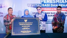 Gubernur Jawa Timur Khofifah Indar Parawansa (tengah) bersama Anggota Komisi E DPRD Jawa Timur dr. Benjamin Kristianto (kanan) menutup Lomba Kompetensi Siswa (LKS) Pendidikan Menengah (Dikmen) Tingkat Provinsi Jawa Timur ke-XXXIV Tahun 2026 di SMKN 12 Surabaya. (Foto: Adpim For Digitaljatim)
