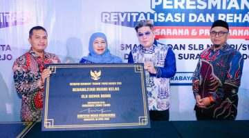 Gubernur Jawa Timur Khofifah Indar Parawansa (tengah) bersama Anggota Komisi E DPRD Jawa Timur dr. Benjamin Kristianto (kanan) menutup Lomba Kompetensi Siswa (LKS) Pendidikan Menengah (Dikmen) Tingkat Provinsi Jawa Timur ke-XXXIV Tahun 2026 di SMKN 12 Surabaya. (Foto: Adpim For Digitaljatim)