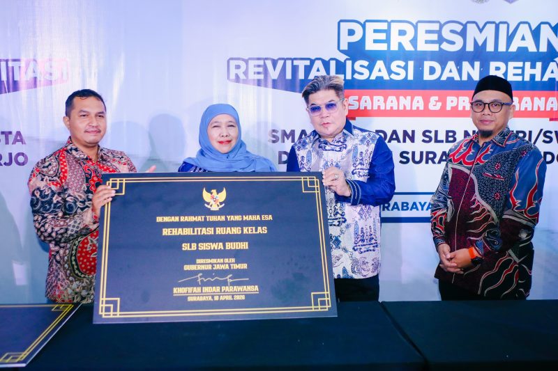 Gubernur Jawa Timur Khofifah Indar Parawansa (tengah) bersama Anggota Komisi E DPRD Jawa Timur dr. Benjamin Kristianto (kanan) menutup Lomba Kompetensi Siswa (LKS) Pendidikan Menengah (Dikmen) Tingkat Provinsi Jawa Timur ke-XXXIV Tahun 2026 di SMKN 12 Surabaya. (Foto: Adpim For Digitaljatim)