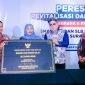 Gubernur Jawa Timur Khofifah Indar Parawansa (tengah) bersama Anggota Komisi E DPRD Jawa Timur dr. Benjamin Kristianto (kanan) menutup Lomba Kompetensi Siswa (LKS) Pendidikan Menengah (Dikmen) Tingkat Provinsi Jawa Timur ke-XXXIV Tahun 2026 di SMKN 12 Surabaya. (Foto: Adpim For Digitaljatim)