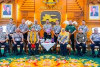 Gubernur Khofifah saat menerima kunjungan Peserta Sekolah Staf dan Pimpinan Tinggi (SESPIMTI) Pendidikan Reguler (DIKREG) Polri ke-35 Tahun Anggaran 2026 di Gedung Negara Grahadi, Surabaya. (Foto: Adpim For DigitalJatim)