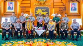Gubernur Khofifah saat menerima kunjungan Peserta Sekolah Staf dan Pimpinan Tinggi (SESPIMTI) Pendidikan Reguler (DIKREG) Polri ke-35 Tahun Anggaran 2026 di Gedung Negara Grahadi, Surabaya. (Foto: Adpim For DigitalJatim)