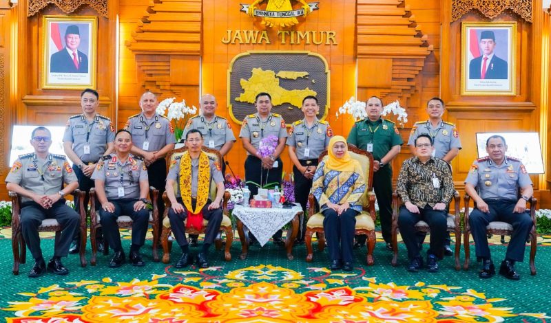 Gubernur Khofifah saat menerima kunjungan Peserta Sekolah Staf dan Pimpinan Tinggi (SESPIMTI) Pendidikan Reguler (DIKREG) Polri ke-35 Tahun Anggaran 2026 di Gedung Negara Grahadi, Surabaya. (Foto: Adpim For DigitalJatim)