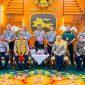 Gubernur Khofifah saat menerima kunjungan Peserta Sekolah Staf dan Pimpinan Tinggi (SESPIMTI) Pendidikan Reguler (DIKREG) Polri ke-35 Tahun Anggaran 2026 di Gedung Negara Grahadi, Surabaya. (Foto: Adpim For DigitalJatim)