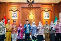 Gubernur Jawa Timur Khofifah Indar Parawansa menerima audiensi Bupati Banyuwangi Ipuk Fiestiandani dan Bupati Bondowoso Abdul Hamid Hakim di Gedung Negara Grahadi, Surabaya. (Foto: Adpim For Digitaljatim)