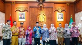 Gubernur Jawa Timur Khofifah Indar Parawansa menerima audiensi Bupati Banyuwangi Ipuk Fiestiandani dan Bupati Bondowoso Abdul Hamid Hakim di Gedung Negara Grahadi, Surabaya. (Foto: Adpim For Digitaljatim)