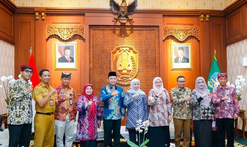 Gubernur Jawa Timur Khofifah Indar Parawansa menerima audiensi Bupati Banyuwangi Ipuk Fiestiandani dan Bupati Bondowoso Abdul Hamid Hakim di Gedung Negara Grahadi, Surabaya. (Foto: Adpim For Digitaljatim)