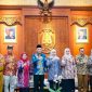 Gubernur Jawa Timur Khofifah Indar Parawansa menerima audiensi Bupati Banyuwangi Ipuk Fiestiandani dan Bupati Bondowoso Abdul Hamid Hakim di Gedung Negara Grahadi, Surabaya. (Foto: Adpim For Digitaljatim)