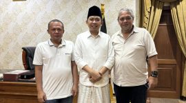 Koordinator Wilayah MAKI Jawa Timur Heru Satriyo (kanan) dan Bupati Jember Gus Muhammad Fawait (Tengah) bersama ayah korban (kiri) di Pendopo Bupati Jember. (Foto: Istimewa)
