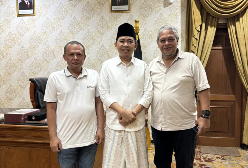 Koordinator Wilayah MAKI Jawa Timur Heru Satriyo (kanan) dan Bupati Jember Gus Muhammad Fawait (Tengah) bersama ayah korban (kiri) di Pendopo Bupati Jember. (Foto: Istimewa)