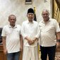 Koordinator Wilayah MAKI Jawa Timur Heru Satriyo (kanan) dan Bupati Jember Gus Muhammad Fawait (Tengah) bersama ayah korban (kiri) di Pendopo Bupati Jember. (Foto: Istimewa)