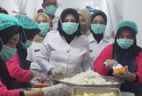 Wakil Bupati (Wabup) Sidoarjo Mimik Idayana melakukan inspeksi mendadak (sidak) dapur SPPG di Desa Mergosari dan Singogalih, Kecamatan Tarik. (Foto: Istimewa)