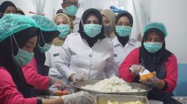 Wakil Bupati (Wabup) Sidoarjo Mimik Idayana melakukan inspeksi mendadak (sidak) dapur SPPG di Desa Mergosari dan Singogalih, Kecamatan Tarik. (Foto: Istimewa)