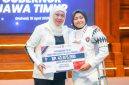 Gubernur Jawa Timur Khofifah Indar Parawansa memberi bonus atlet Disabilitas prestasi di Gedung Negara Grahadi, Surabaya. (Foto: Biro Adpim for Digitaljatim)