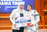 Gubernur Jawa Timur Khofifah Indar Parawansa memberi bonus atlet Disabilitas prestasi di Gedung Negara Grahadi, Surabaya. (Foto: Biro Adpim for Digitaljatim)