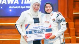 Gubernur Jawa Timur Khofifah Indar Parawansa memberi bonus atlet Disabilitas prestasi di Gedung Negara Grahadi, Surabaya. (Foto: Biro Adpim for Digitaljatim)