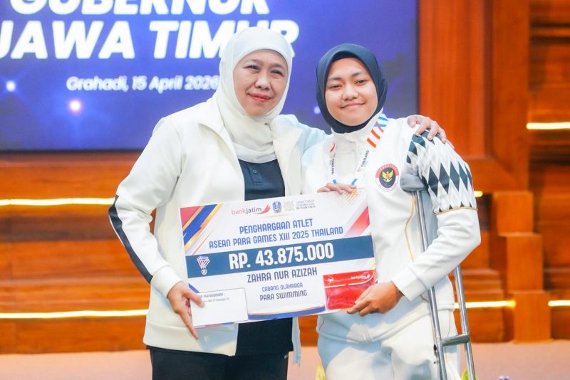 Gubernur Jawa Timur Khofifah Indar Parawansa memberi bonus atlet Disabilitas prestasi di Gedung Negara Grahadi, Surabaya. (Foto: Biro Adpim for Digitaljatim)