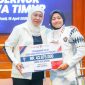 Gubernur Jawa Timur Khofifah Indar Parawansa memberi bonus atlet Disabilitas prestasi di Gedung Negara Grahadi, Surabaya. (Foto: Biro Adpim for Digitaljatim)