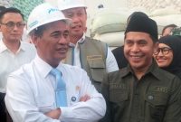 Ketua Pimpinan Wilayah Gerakan Pemuda Ansor Jawa Timur, H. Musaffa Safril (kanan) mendampingi Menteri Pertanian Amran Sulaiman saat menjiau Bulog di Buduran Sidoarjo. (Foto: Istimewa)