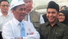 Ketua Pimpinan Wilayah Gerakan Pemuda Ansor Jawa Timur, H. Musaffa Safril (kanan) mendampingi Menteri Pertanian Amran Sulaiman saat menjiau Bulog di Buduran Sidoarjo. (Foto: Istimewa)