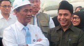Ketua Pimpinan Wilayah Gerakan Pemuda Ansor Jawa Timur, H. Musaffa Safril (kanan) mendampingi Menteri Pertanian Amran Sulaiman saat menjiau Bulog di Buduran Sidoarjo. (Foto: Istimewa)