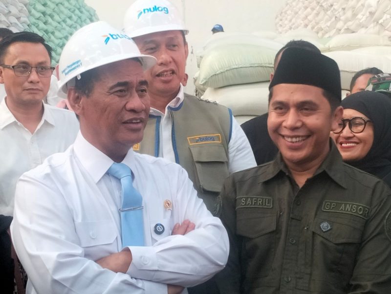 Ketua Pimpinan Wilayah Gerakan Pemuda Ansor Jawa Timur, H. Musaffa Safril (kanan) mendampingi Menteri Pertanian Amran Sulaiman saat menjiau Bulog di Buduran Sidoarjo. (Foto: Istimewa)