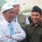 Ketua Pimpinan Wilayah Gerakan Pemuda Ansor Jawa Timur, H. Musaffa Safril (kanan) mendampingi Menteri Pertanian Amran Sulaiman saat menjiau Bulog di Buduran Sidoarjo. (Foto: Istimewa)