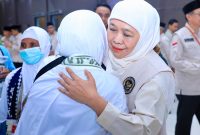 Gubernur Jawa Timur Khofifah Indar Parawansa melepas keberangkatan jemaah haji kelompok terbang (kloter) pertama Embarkasi Surabaya Tahun 1447 H /  2026 M dari Asrama Haji Surabaya. (Foto: Istimewa)