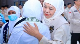 Gubernur Jawa Timur Khofifah Indar Parawansa melepas keberangkatan jemaah haji kelompok terbang (kloter) pertama Embarkasi Surabaya Tahun 1447 H /  2026 M dari Asrama Haji Surabaya. (Foto: Istimewa)