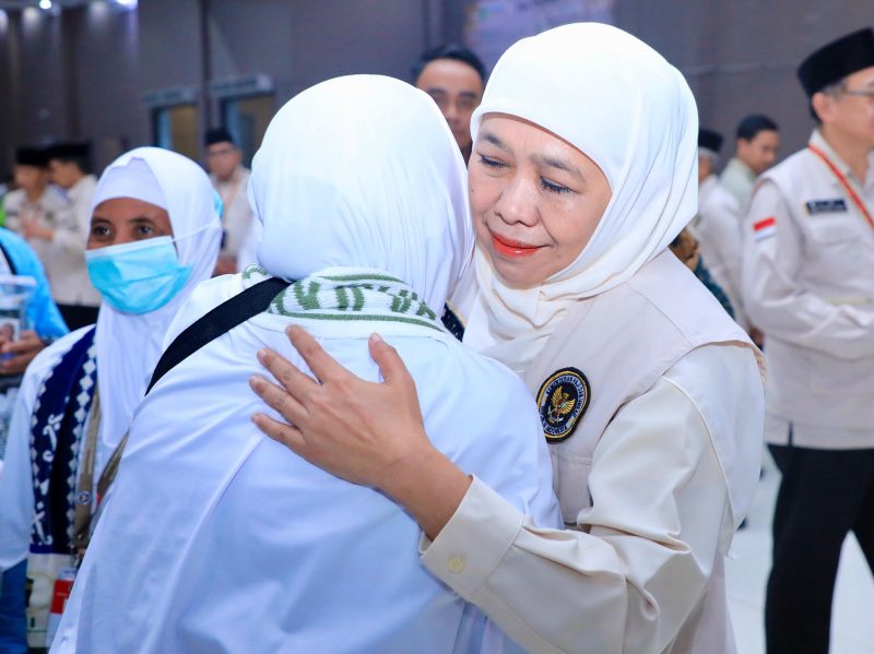 Gubernur Jawa Timur Khofifah Indar Parawansa melepas keberangkatan jemaah haji kelompok terbang (kloter) pertama Embarkasi Surabaya Tahun 1447 H /  2026 M dari Asrama Haji Surabaya. (Foto: Istimewa)
