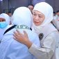 Gubernur Jawa Timur Khofifah Indar Parawansa melepas keberangkatan jemaah haji kelompok terbang (kloter) pertama Embarkasi Surabaya Tahun 1447 H /  2026 M dari Asrama Haji Surabaya. (Foto: Istimewa)