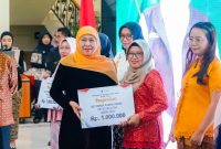 Gubernur Khofifah menyerahkan Bantuan Langsung Tunai Dana Bagi Hasil Cukai Hasil Tembakau (DBHCHT) kepada 315 buruh pabrik rokok PT Gelora Djaja Surabaya. (Foto: Adpim For DigitalJatim)