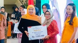 Gubernur Khofifah menyerahkan Bantuan Langsung Tunai Dana Bagi Hasil Cukai Hasil Tembakau (DBHCHT) kepada 315 buruh pabrik rokok PT Gelora Djaja Surabaya. (Foto: Adpim For DigitalJatim)