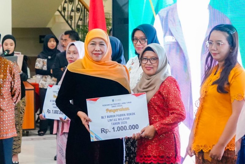 Gubernur Khofifah menyerahkan Bantuan Langsung Tunai Dana Bagi Hasil Cukai Hasil Tembakau (DBHCHT) kepada 315 buruh pabrik rokok PT Gelora Djaja Surabaya. (Foto: Adpim For DigitalJatim)